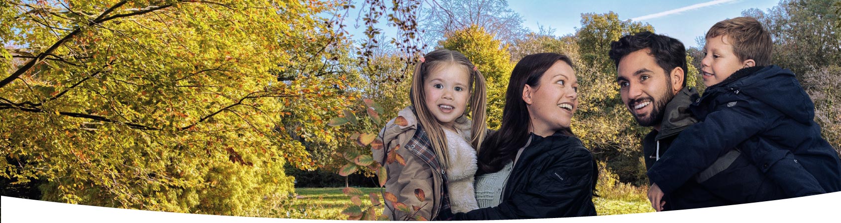 Gezin met twee kinderen in het bos in de herfst