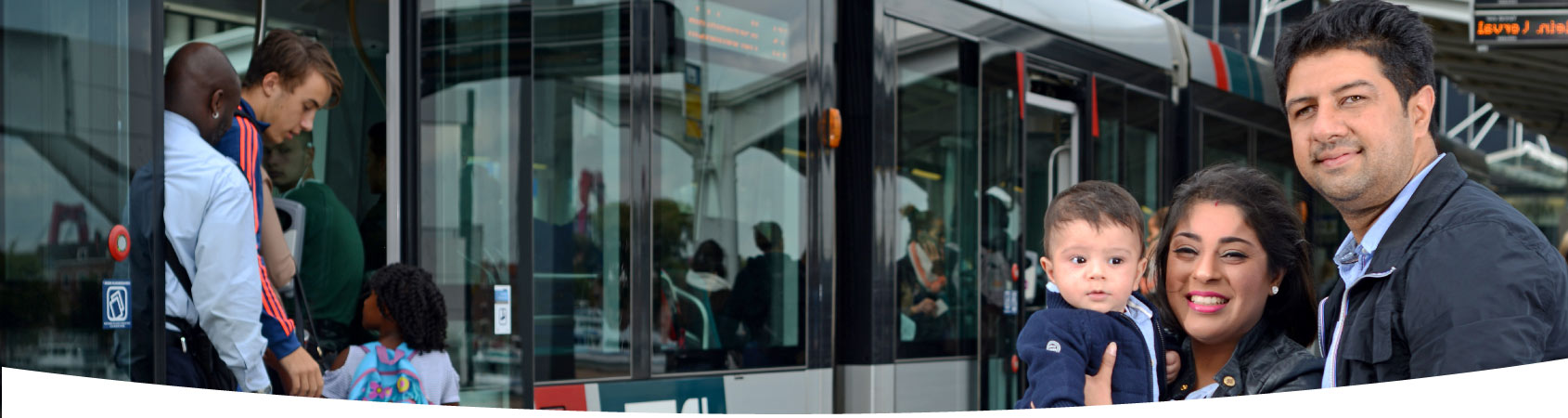 Gezin in Rotterdam wacht op de tram