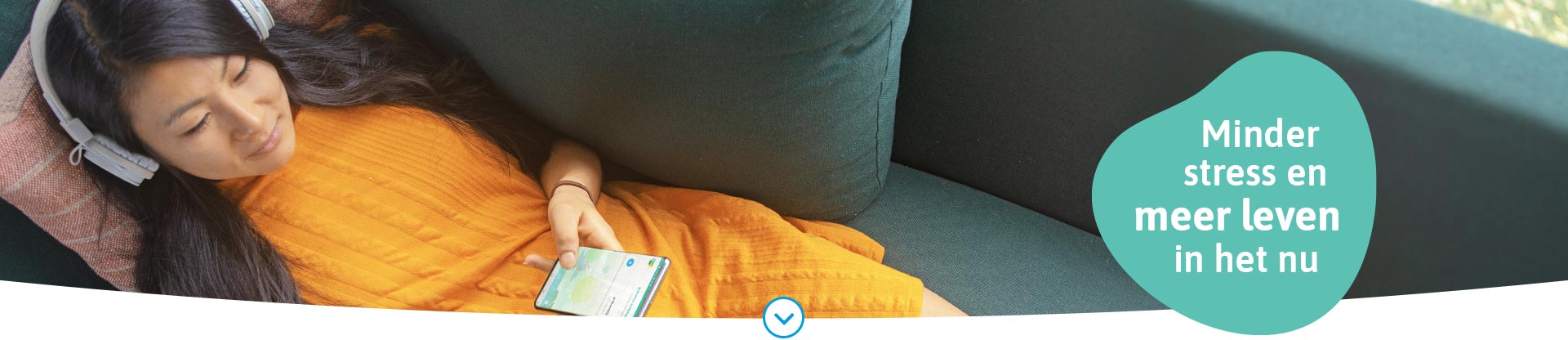 Afbeelding van een ontspannen vrouw die gebruikmaakt van de VGZ Mindfulness coach app via haar telefoon