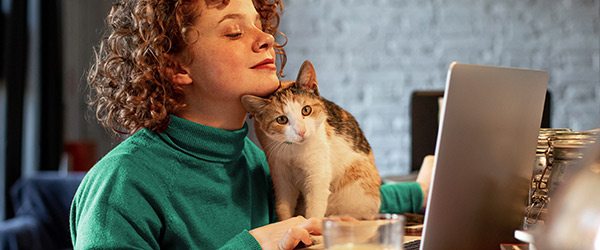 afbeelding van vrouw en poes