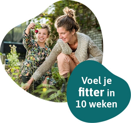 Afbeelding van moeder en dochter in de tuin met de tekst 'Voel je fitter in 10 weken'.