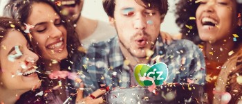 Groepje mensen viert feest met confetti en VGZ-taart