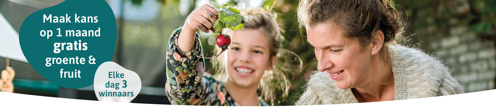 Vrouw met dochter in de moestijn met radijs in haar hand