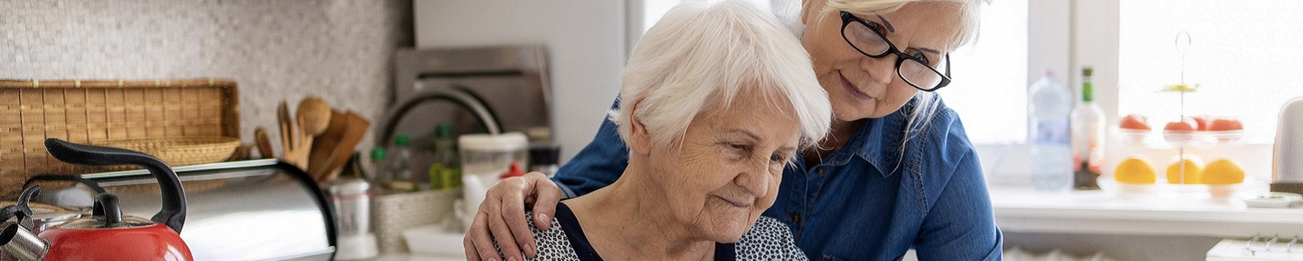2 dames kijken naar beneden hand op schouder
