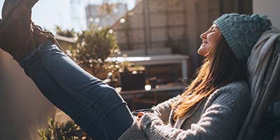 Vrouw ontspant in de zon