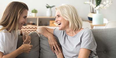 Twee dames lachen