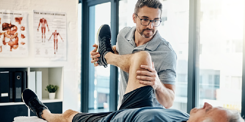 Oudere man krijg fysiotherapie