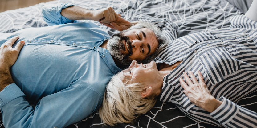 Man en vrouw liggen op bed te praten