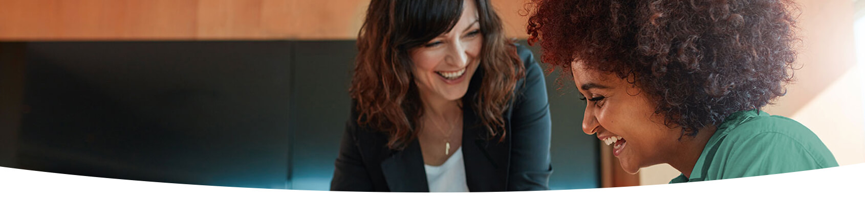 Twee vrouwen aan het werk lachend