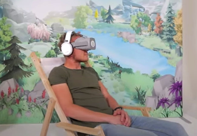Jongen met VR-bril tijdens de VGZ Mindfulness VR-Experience