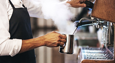 Barista met koffiebar