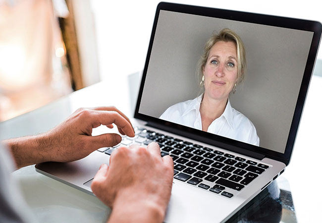 Laptop met beeld van een webinar van leefstijlcoach Tamara de Weijer