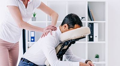 Stoelmassage met masseur