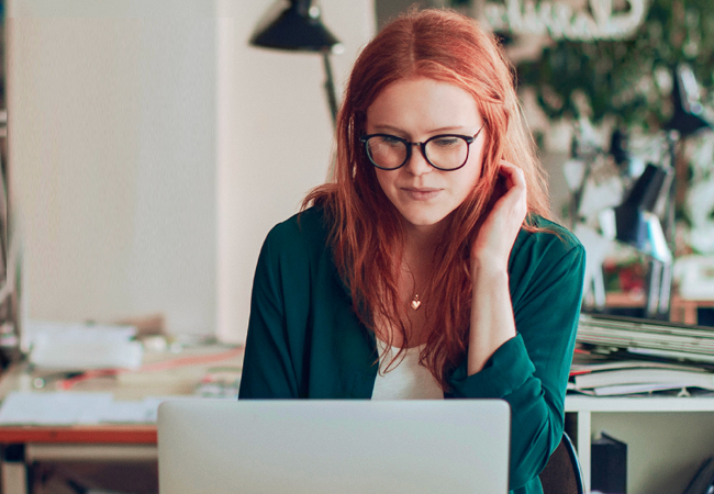 Vrouw zit achter laptop