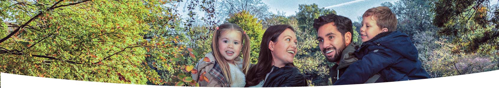 Gezin met twee kinderen in het park in Den Haag