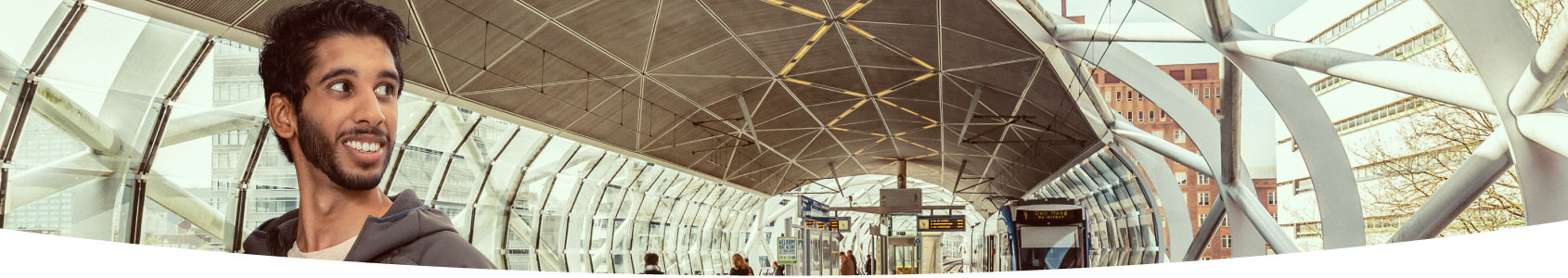 Jonge man wacht op de metro op station Den Haag