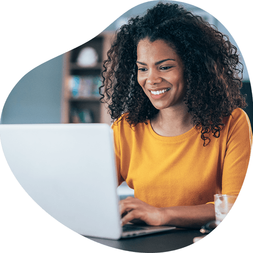 Hier ziet u een afbeelding van een dame achter een laptop