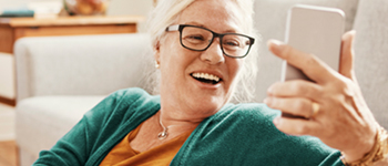 vrouw die met haar familie belt